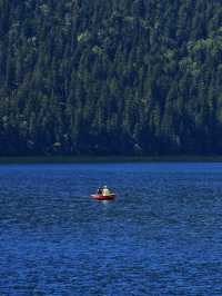 Lake Eibsee, beneath Germany's highest peak, boasts stunning scenery like a fairyland.