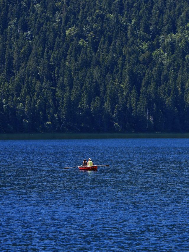 Lake Eibsee, beneath Germany's highest peak, boasts stunning scenery like a fairyland.