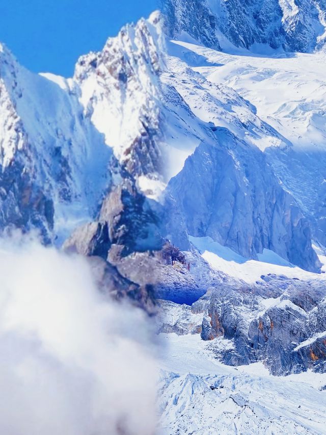 玉龍雪山是一個非常美麗和神秘的地方傳說納西族保護神三朵的化身