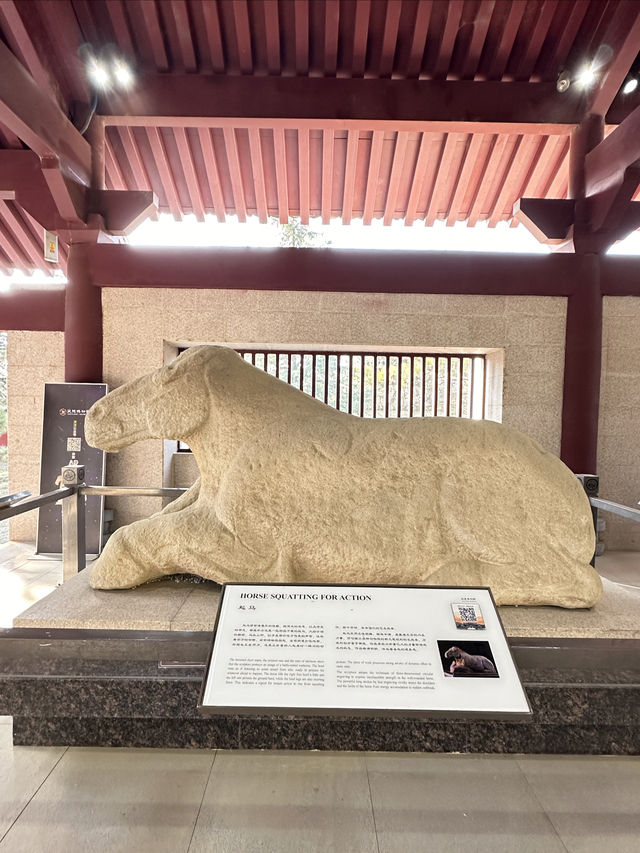 霍去病墓與衛青墓塚一牆之隔，一個萬人敬仰，一個荒草叢生