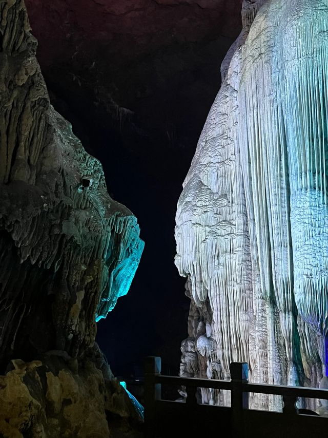 桂林荔浦銀子岩溶洞，看鐘乳石