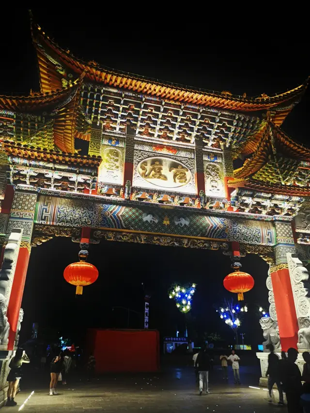 The night view of Guandu Ancient Town is beautiful