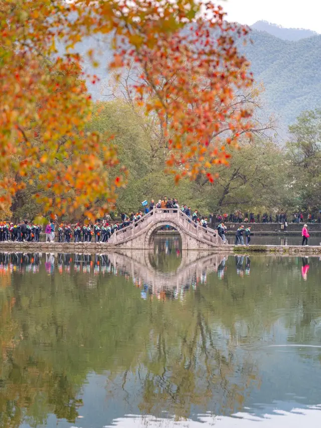 Of course, you have to visit Hongcun in autumn