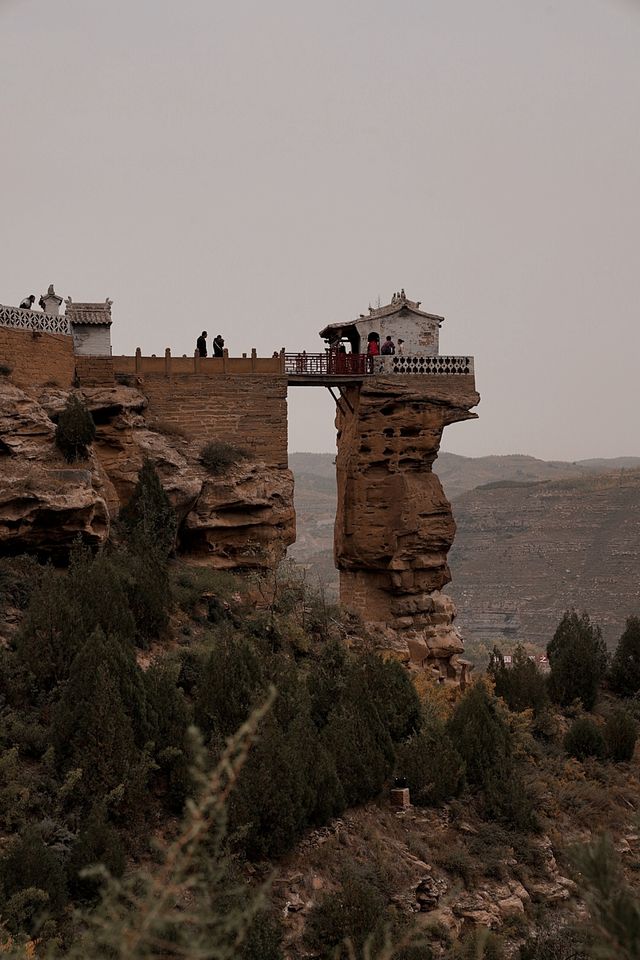 世界上建在懸崖絕壁黃河邊的寺廟，僅此一個