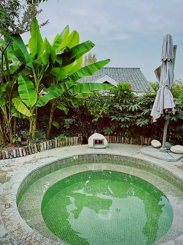 Staying at the Yulong Bay Hot Spring Resort with plenty of gourmet food was a super nice experience~