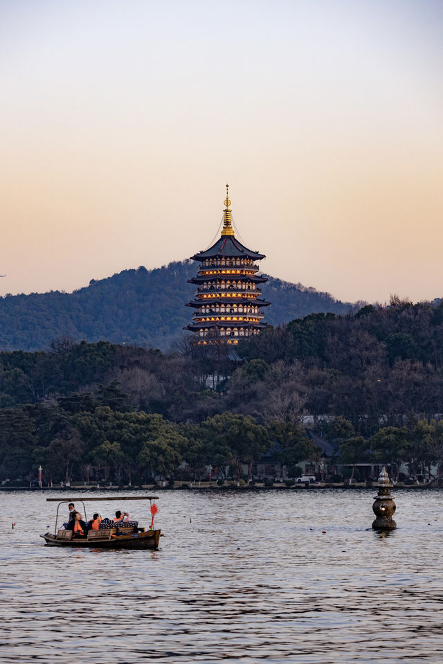 "The Pavilion of Mutual Affection", the epitome of romantic sunset at the heart of West Lake.