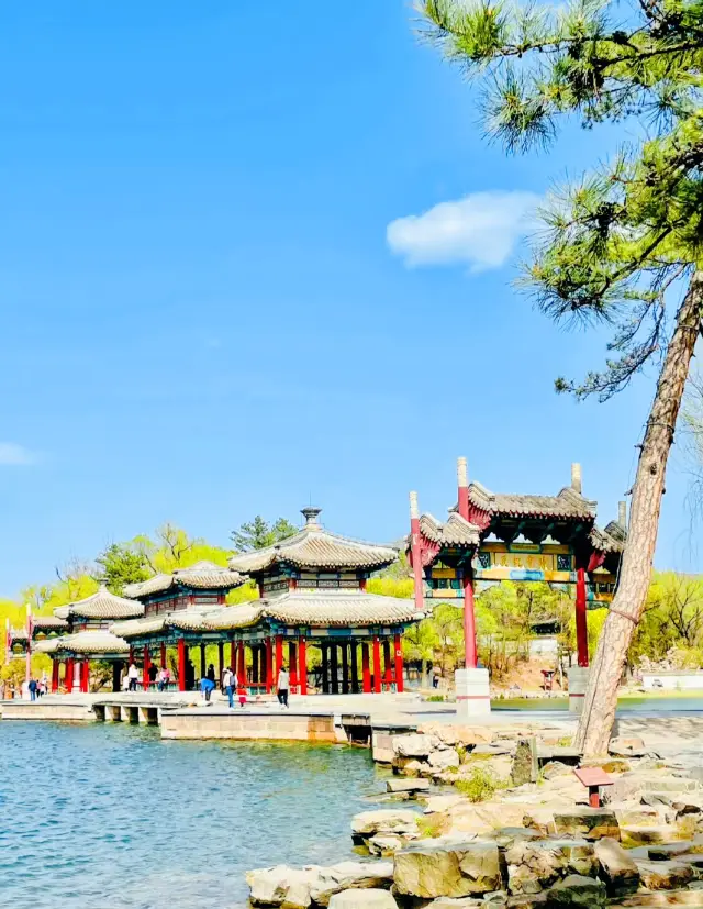 The Chengde Mountain Resort is not only a place to escape the heat, but its scenery is also unparalleled
