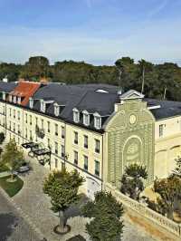 🏰✨ Chantilly's Charm: Top Hotels for a Royal Stay 🇫🇷