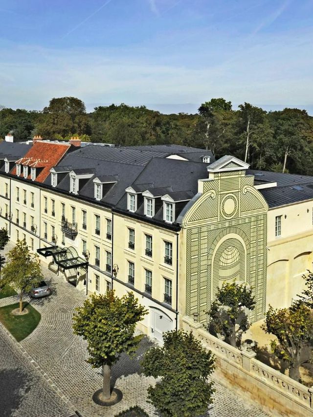 🏰✨ Chantilly's Charm: Top Hotels for a Royal Stay 🇫🇷