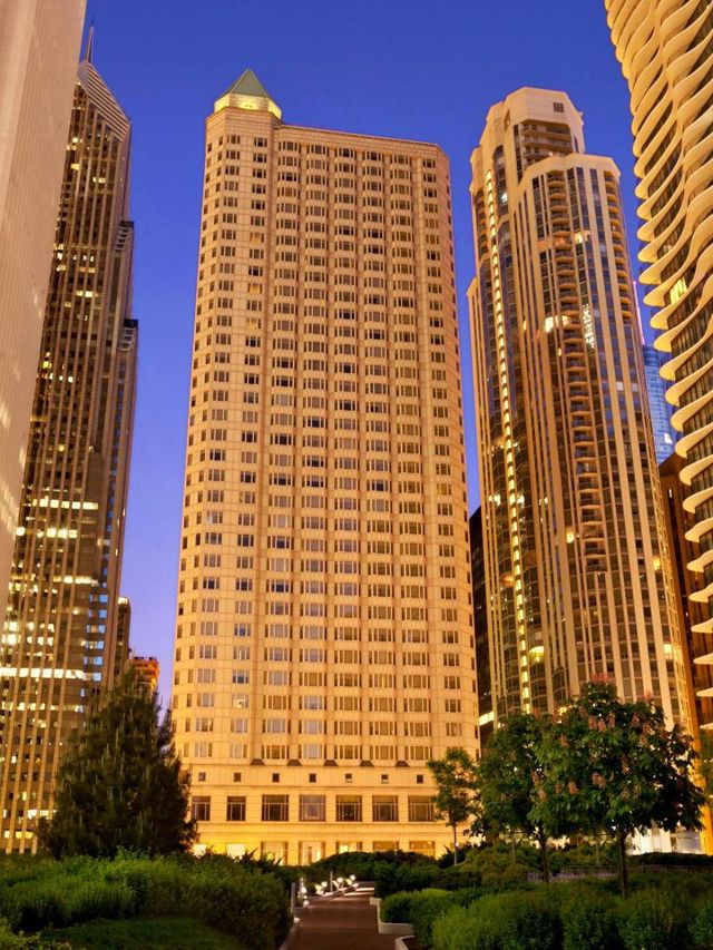 🌆 Chicago Stays: Millennium Park's Fairmont Gem 💎