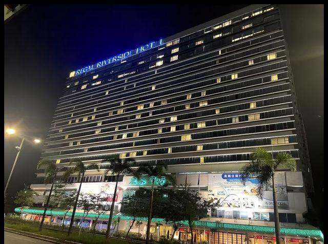 香港高性價比酒店推薦:舒適河景房與便捷交通的完美結合。