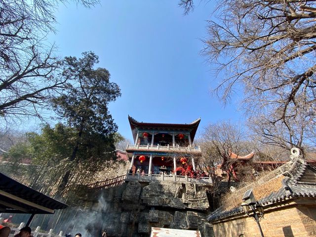 一片寧靜祥和的淨土，三柱香煙裊裊升騰，祈願所求皆能如願。