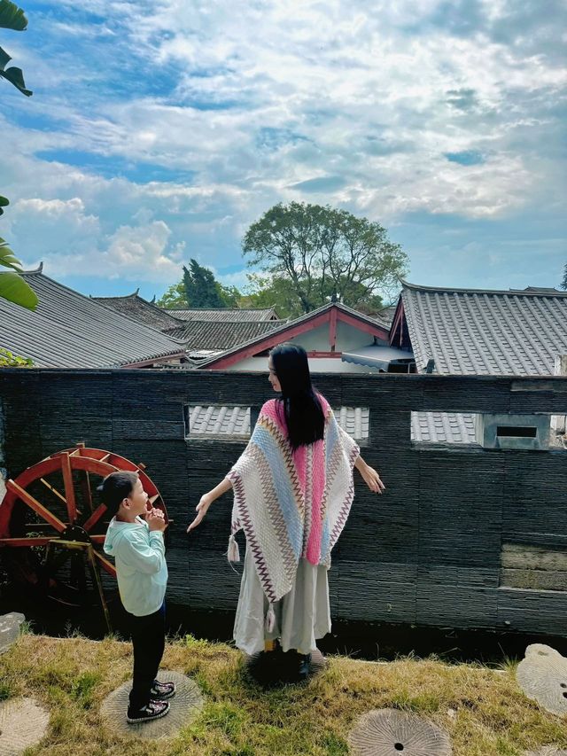 俯瞰麗江古城的觀景大窗在我酒店房間裏…。