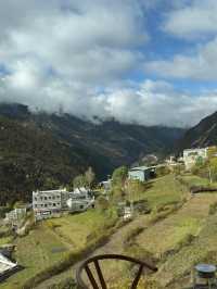 我在四姑娘山找到了一家雪山下的民宿。
