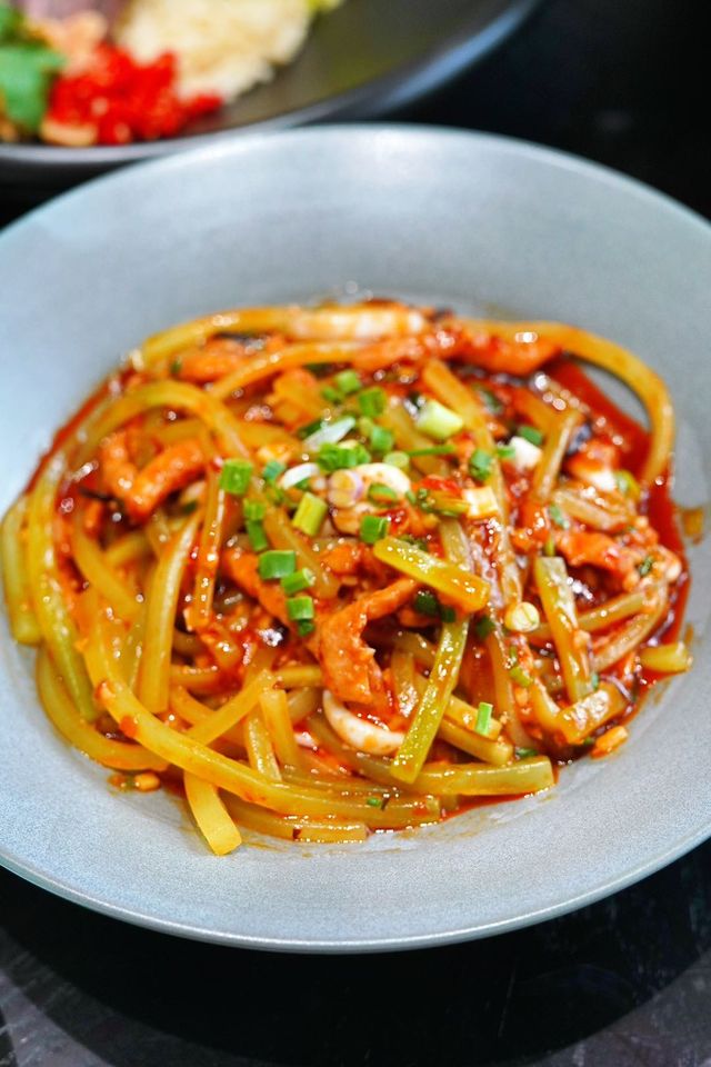 肌肉男帶你品嚐深圳必吃川菜，絕對無可匹敵。