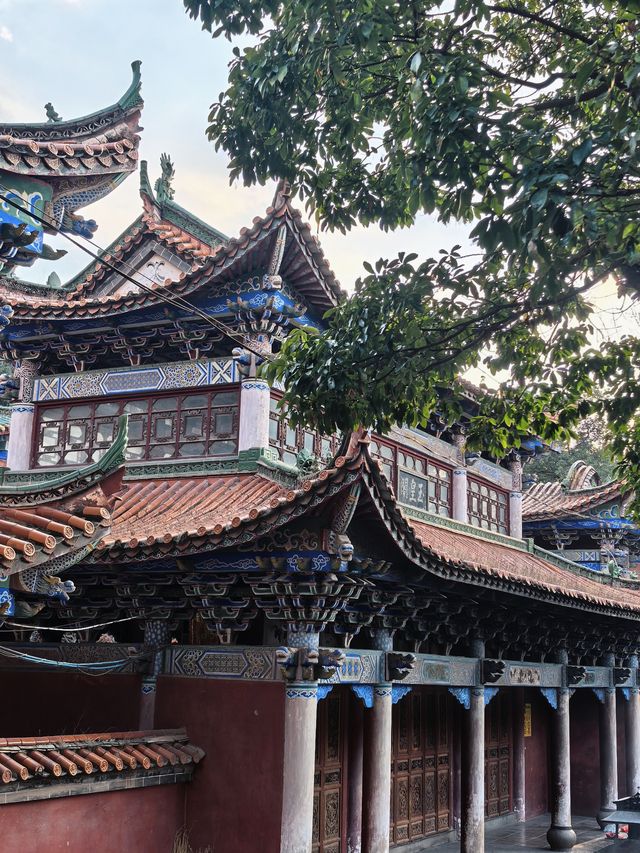 比起雞足山，我更喜歡這常年香火旺盛
