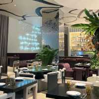 在新加坡 這家酒店的屋頂泳池真的太美了