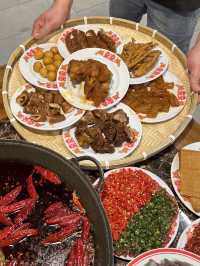 嚟重慶第一餐。。。食洞子火鍋。。。