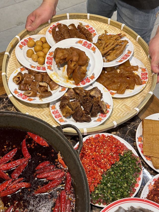 嚟重慶第一餐。。。食洞子火鍋。。。
