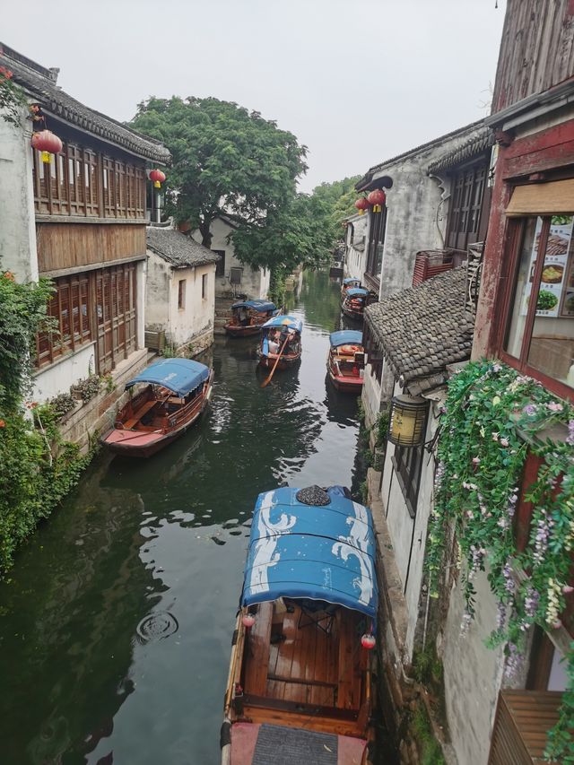 去周莊水鄉打開時光隧道，三天漫遊千年古鎮，每一幀都是水墨畫卷般的美  住宿Tips： 牆裂安利