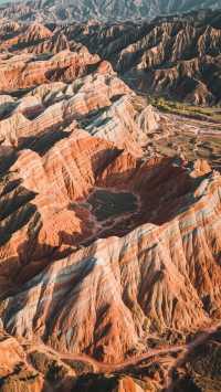 水墨丹霞丨有多層級彩色丘陵與柱狀峰叢丨灰度系丹霞如潑墨山水