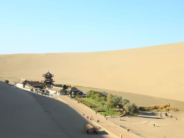月牙泉，邂逅沙漠中的璀璨明珠