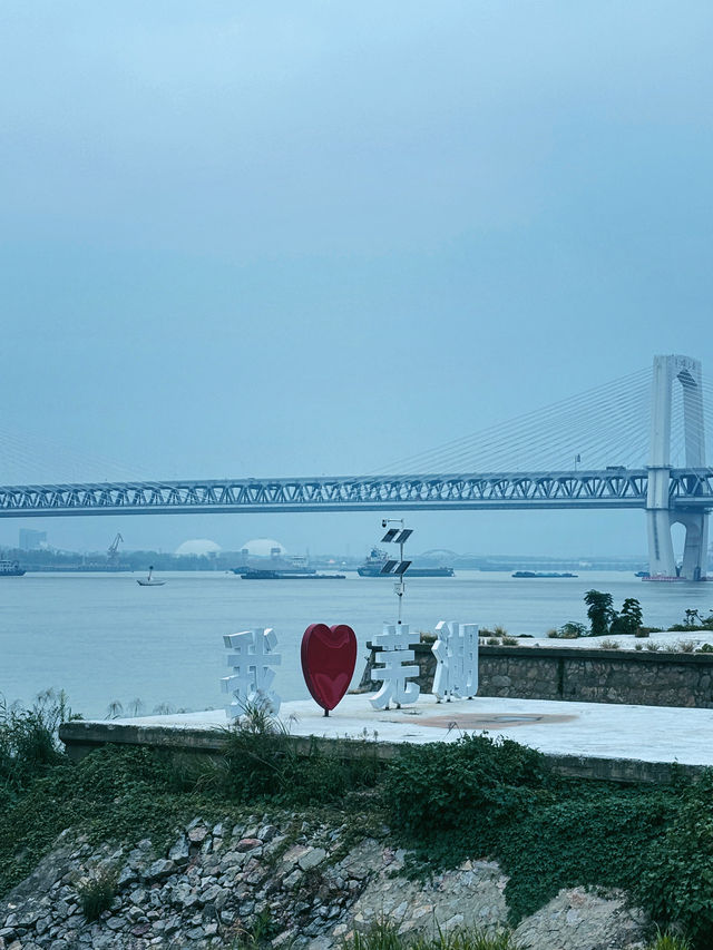 江城漫步，長江如畫 自然與人文的江景協奏曲