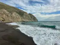 對聖托里尼印象大多來源於它藍白一面的浪漫，但其實粗獷美也是聖托里尼鮮少宣傳的一張名片！Fira為中心