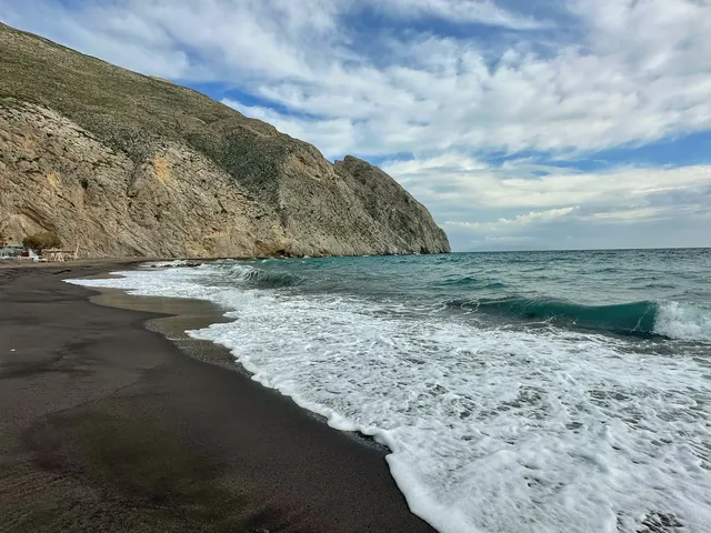 對聖托里尼印象大多來源於它藍白一面的浪漫，但其實粗獷美也是聖托里尼鮮少宣傳的一張名片！Fira為中心