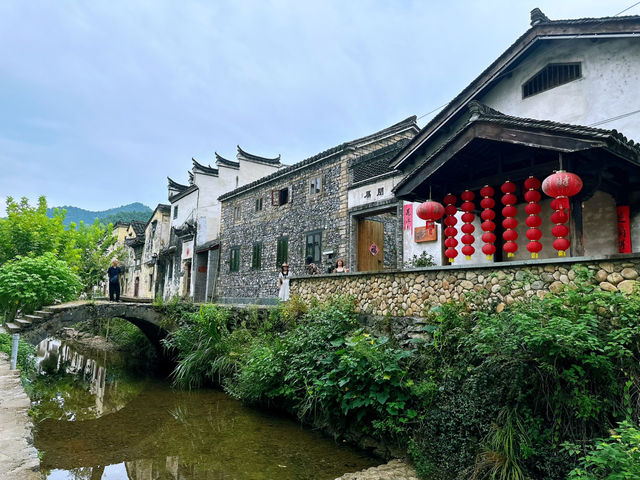 The magic of Thousand Island Lake touches the soul with its serene beauty.