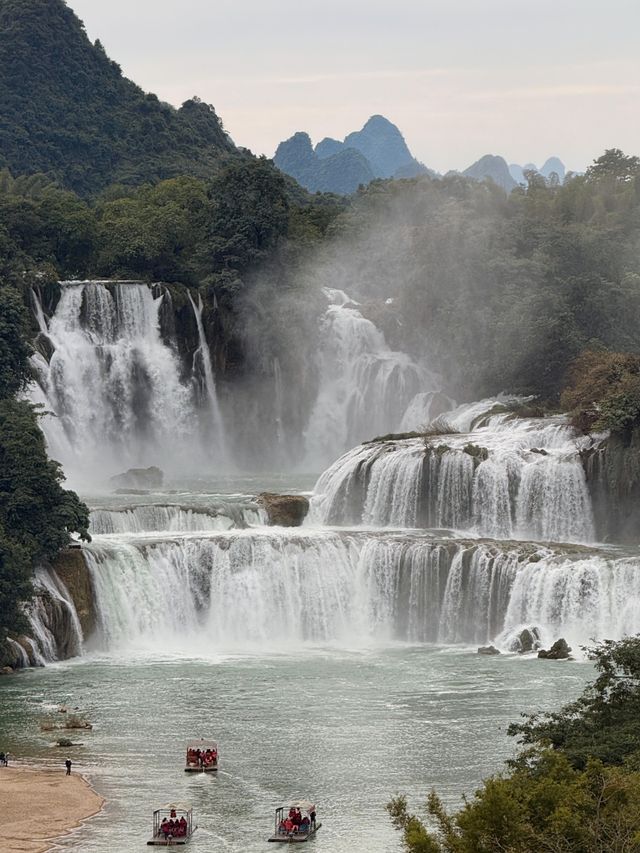 邊境線上會唱歌的瀑布 邊境線上會唱歌的瀑布