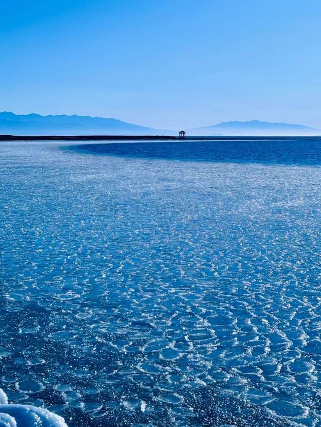 冰封青海湖:藏著藍冰與天鵝的冬日祕境 冰封青海湖:藏著藍冰與天鵝的冬日祕境