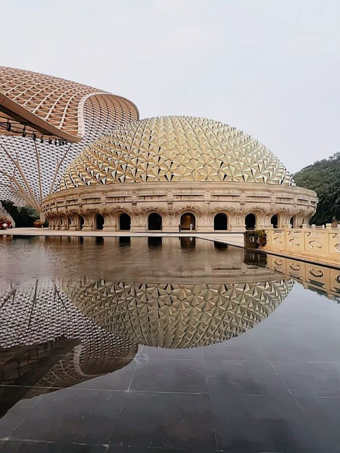 Nanjing has recently launched several free admission and discount programs for scenic spots, covering cultural landmarks, industrial tourism, ecological gardens, and unique festival scenes, providing tourists with diverse experience options.

【Nanjing Coca-Cola Tourism Factory】 Visitors can enjoy free admission to the Nanjing Coca-Cola Tourism Factory with any ticket to a Jiangsu Super League match. The program runs until December 31, 2026, and is open Tuesday through Sunday from 9:30 AM to 5:30 PM (last entry at 5:00 PM). The factory is located at No. 26, Xinke 2nd Road, Jiangbei New Area, Nanjing. Visitors can immerse themselves in Coca-Cola's century-old production process and brand culture, experience automated bottling lines, interactive science areas, and nostalgic-themed exhibition halls, making it suitable for family-friendly educational trips and casual photo opportunities.

【Nanjing Niushou Mountain Cultural Tourism Area】 During this year's Jiangsu Super League, for every goal scored by the Nanjing team, the official Niushou Mountain livestream channel will distribute 1,000 tickets each to the Niushou Mountain Scenic Area and Jinling Town Scenic Area. Tickets can be collected starting at 22:30 after the match and can be used to enter the park the following day by swiping your ID card. Additionally, during the 2026 Jiangsu Provincial City Football League, viewers who successfully book a Nanjing team match can enjoy a 50% discount on admission to Niushou Mountain Scenic Area within 30 days of the match date. As a national-level cultural tourism landmark integrating Buddhist culture, the charm of the Six Dynasties, and modern architectural aesthetics, Niushou Mountain, with its core attractions such as the Buddha Palace, Yue Fei's Anti-Jin Fortress, and Yinlong Valley, creates an immersive experience that combines solemnity and beauty.


【Lishui Special Education School Experimental Base (Peony Garden)】 Free admission for four days: April 18th, April 25th, May 1st, and May 2nd. Established in 2003 and planned and constructed by experts from Nanjing Agricultural University, this garden covers over 200 acres and is the largest and most comprehensive peony garden in Jiangsu Province, boasting nine color series and over 300 varieties. When in full bloom, it creates a breathtakingly beautiful landscape. The garden also serves as a special education practice center and has ecological science value; its tranquil and rustic atmosphere makes it ideal for leisurely appreciation and photography.


【Gucheng Lake Slow City】 From April 17th to 19th, a limited-time free admission event will be held: those whose names contain the character "箭" (arrow) can enter for free with their ID card; those wearing Hanfu (traditional Han clothing) can also enter for free; participants in the "Arrow King Competition" from April 14th to 22nd can enter for free, and up to three accompanying persons can enjoy half-price admission. Located on the shores of Gucheng Lake in Gaochun, the scenic area is renowned for its wetland ecology, slow-paced lifestyle, and oriental aesthetic space. In spring, swaying reeds, endless flower fields, and winding boardwalks, combined with an ancient-style market and lakeside tea breaks, perfectly capture the relaxed and poetic atmosphere of Jiangnan.

Come to Nanjing and start your unique journey!