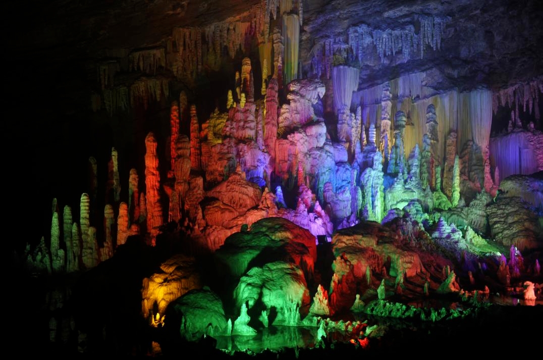 Visit Tongjiang, taste white fungus and admire the karst caves