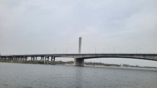  新野春天，漫步在鬱金香花海，彷彿穿越時光，沉浸在這座古城的溫柔裡。   打卡點： 1. 白河灘