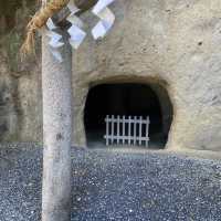 淡路島の岩楠神社（いわくすじんじゃ）洞窟のある隠れたように建つ神社