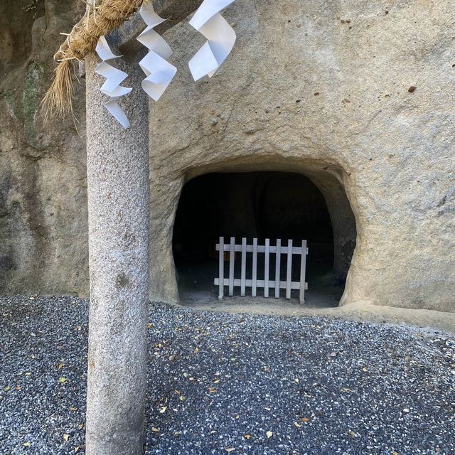 淡路島の岩楠神社（いわくすじんじゃ）洞窟のある隠れたように建つ神社