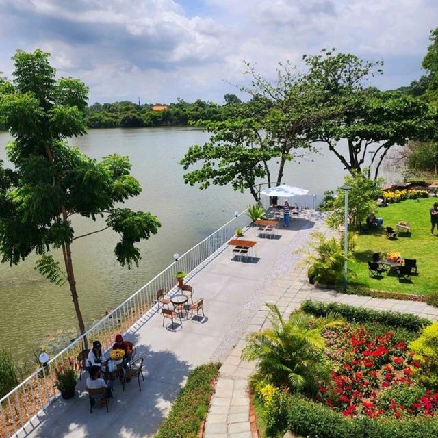 ☕️คาเฟ่ริมทะเลสาบสไตล์มินิมอล 🏡  𝑳𝒂𝒈𝒖𝒏𝒆