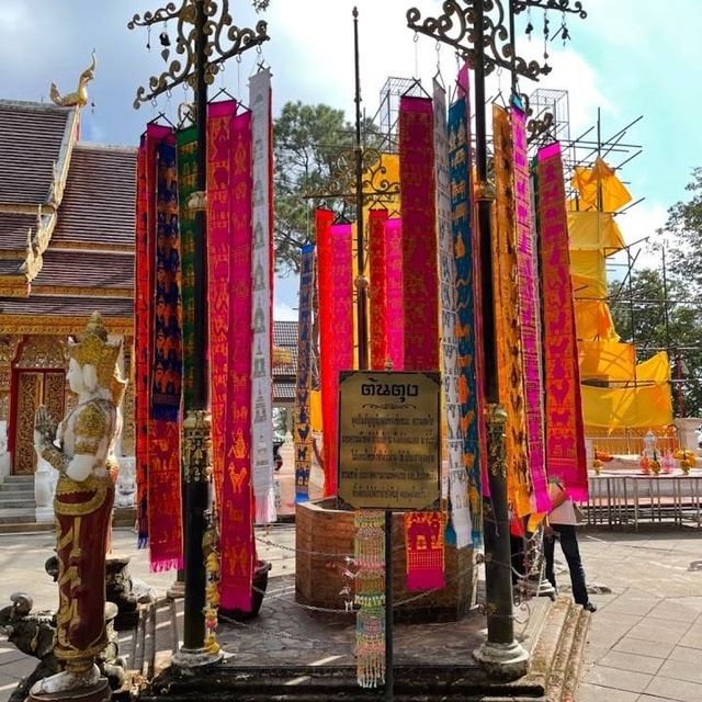 วัดพระธาตุ ดอยตุง สิ่งศักดิ์สิทธิ์ ปูชนียสถาน คู่เ