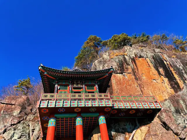 높은 암벽에 조각되어있는 사찰⛰️