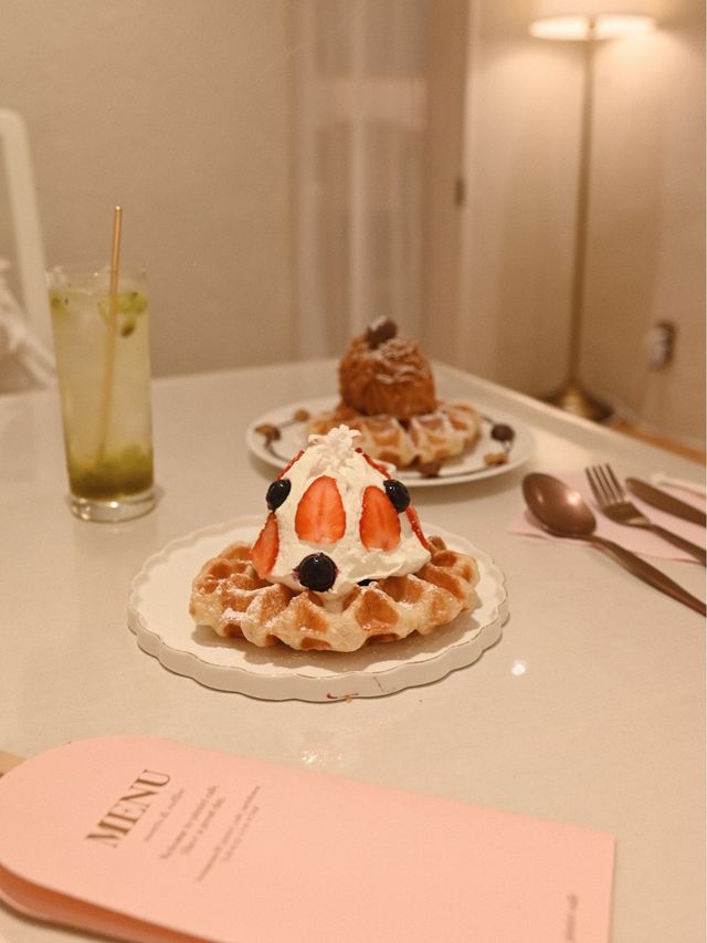 【東京】可愛らしいカフェのクロッフルが絶品！