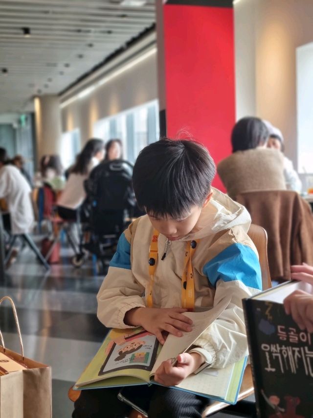 미술관에 온듯한 카페