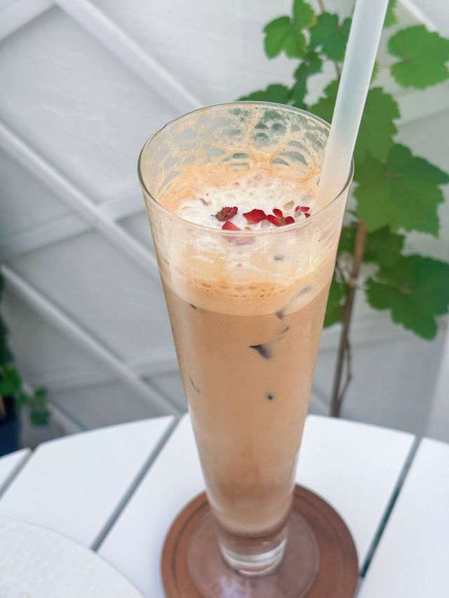 元朗新Cafe開業，必試巨型牛角包及玫瑰風味飲品