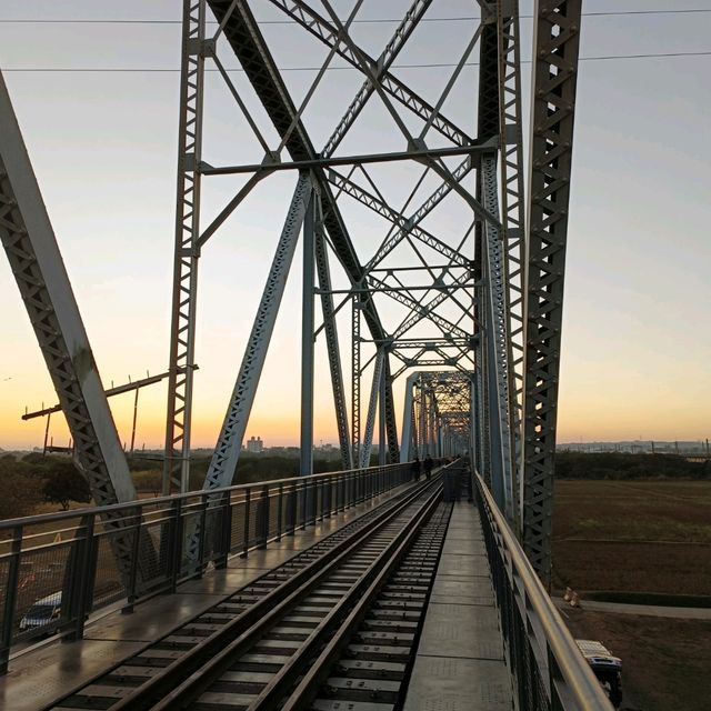 高屏舊鐵橋 夕陽餘暉美不勝收