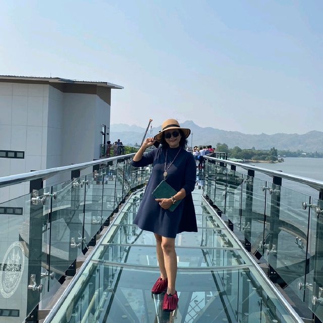 สะพานกระจกเมืองกาญจนบุรี​
