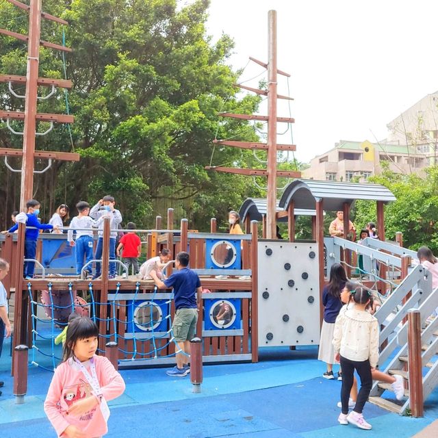 赤柱廣場的海盜船兒童遊樂場
