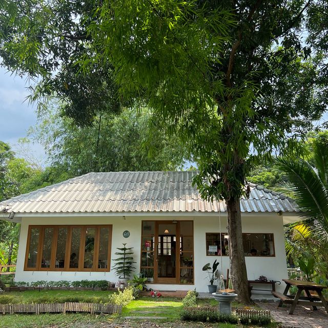 คาเฟ่สไตล์มินิมอลที่ "บ้านมีสวน" คาเฟ่