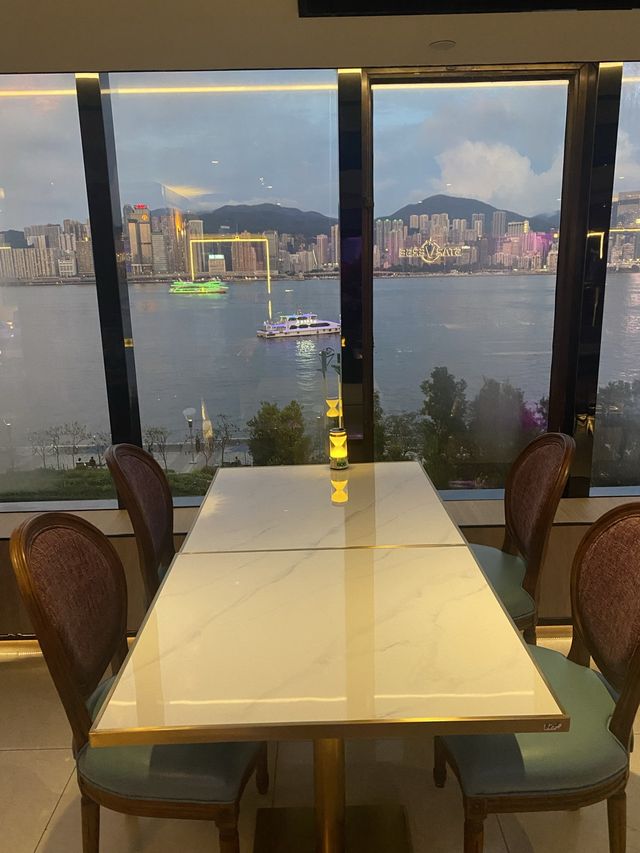 餐廳內最搶眼既就係可以飽覽開揚既維港海景🎆