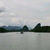 เขาขนาบน้ำในวันฟ้าครึ้ม 