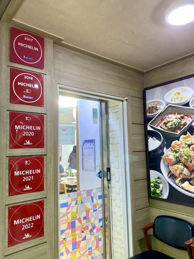 首爾巷弄道地生醃醬蟹「真味食堂」🦀